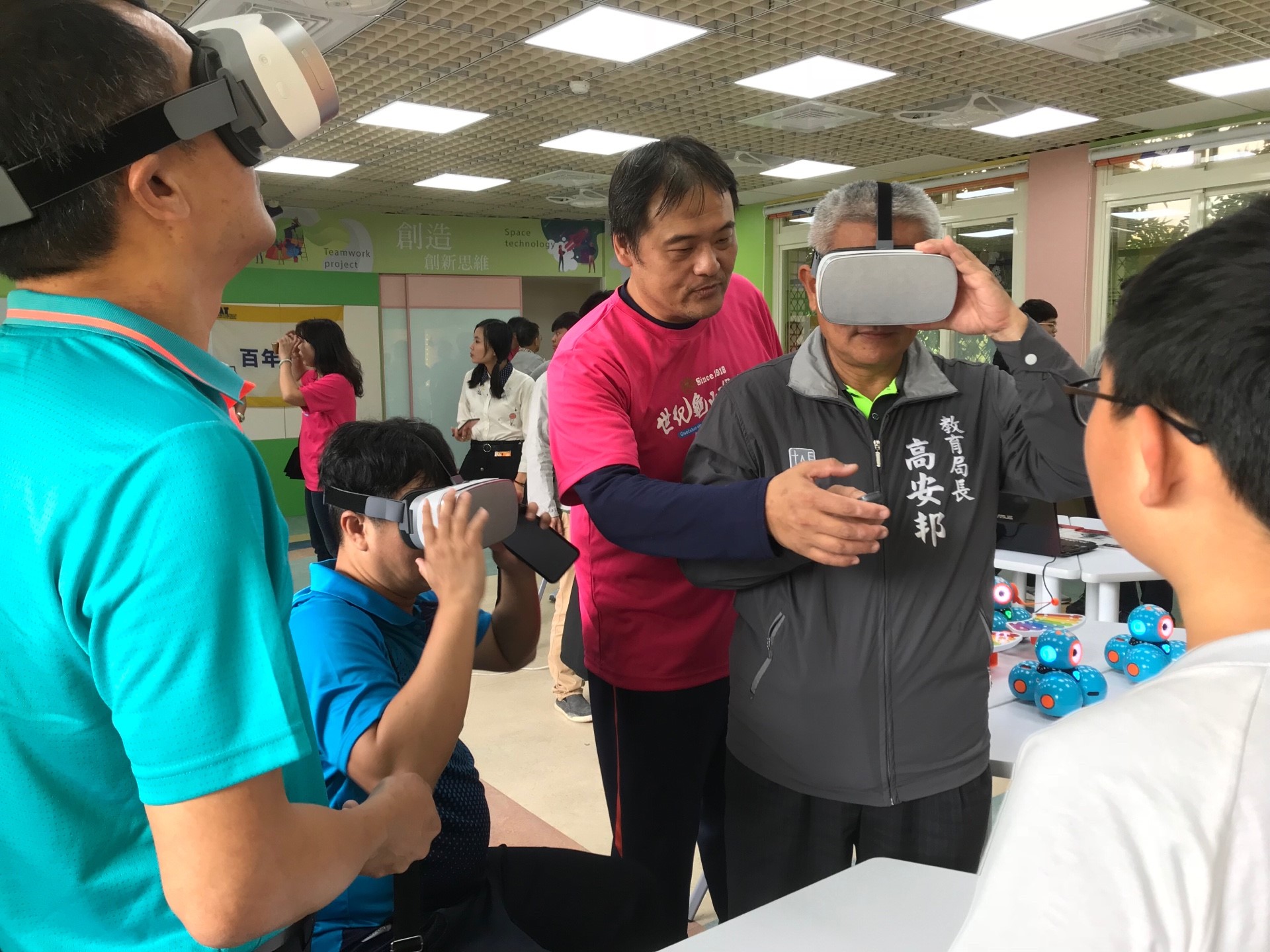 [ 活动花絮 ] 龟山小学百年校庆 虚拟现实逛校园